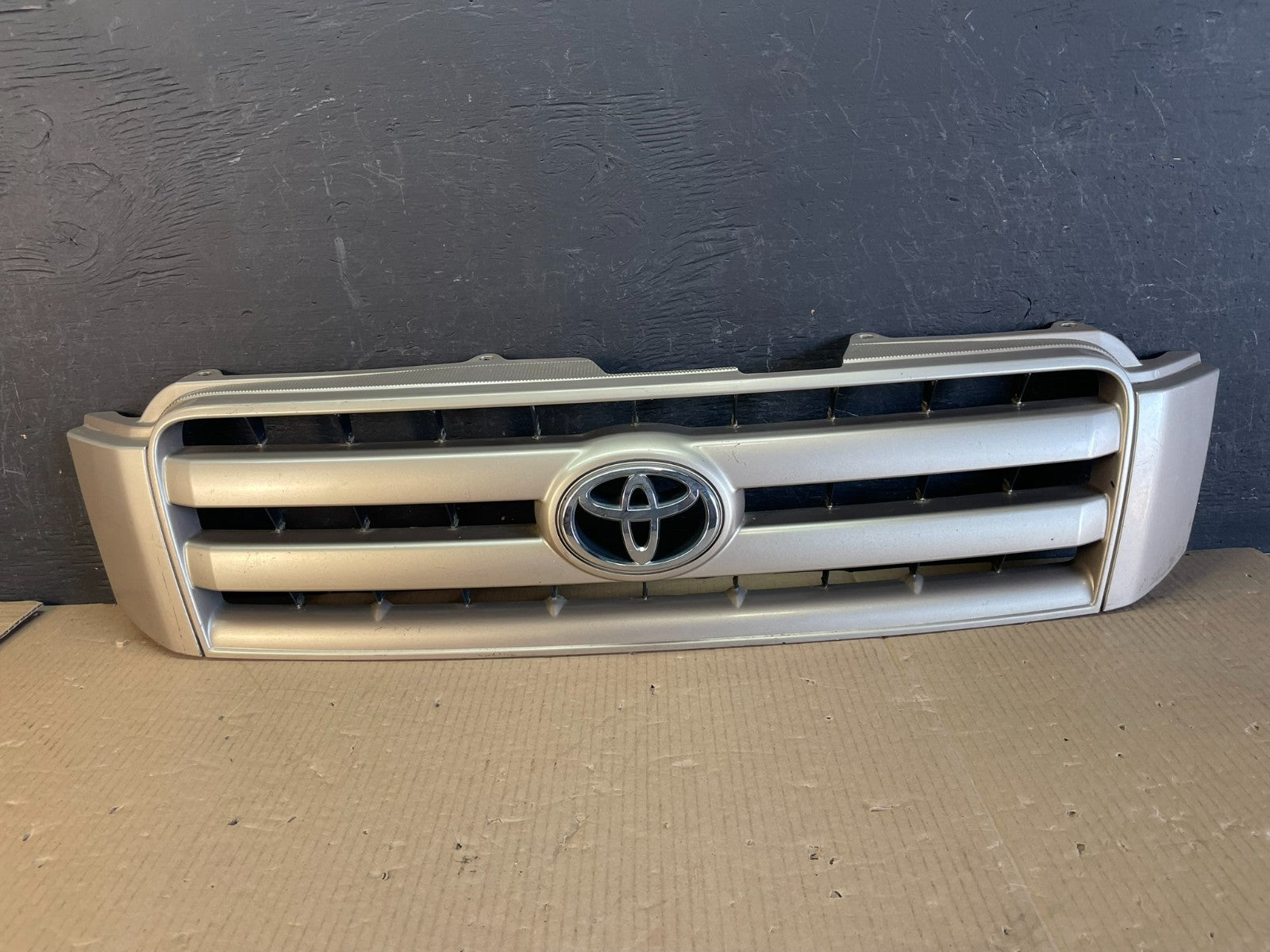 2001 - 2003 Toyota Highlander Front Upper Grille Grill With Emblem AE3746 DG0