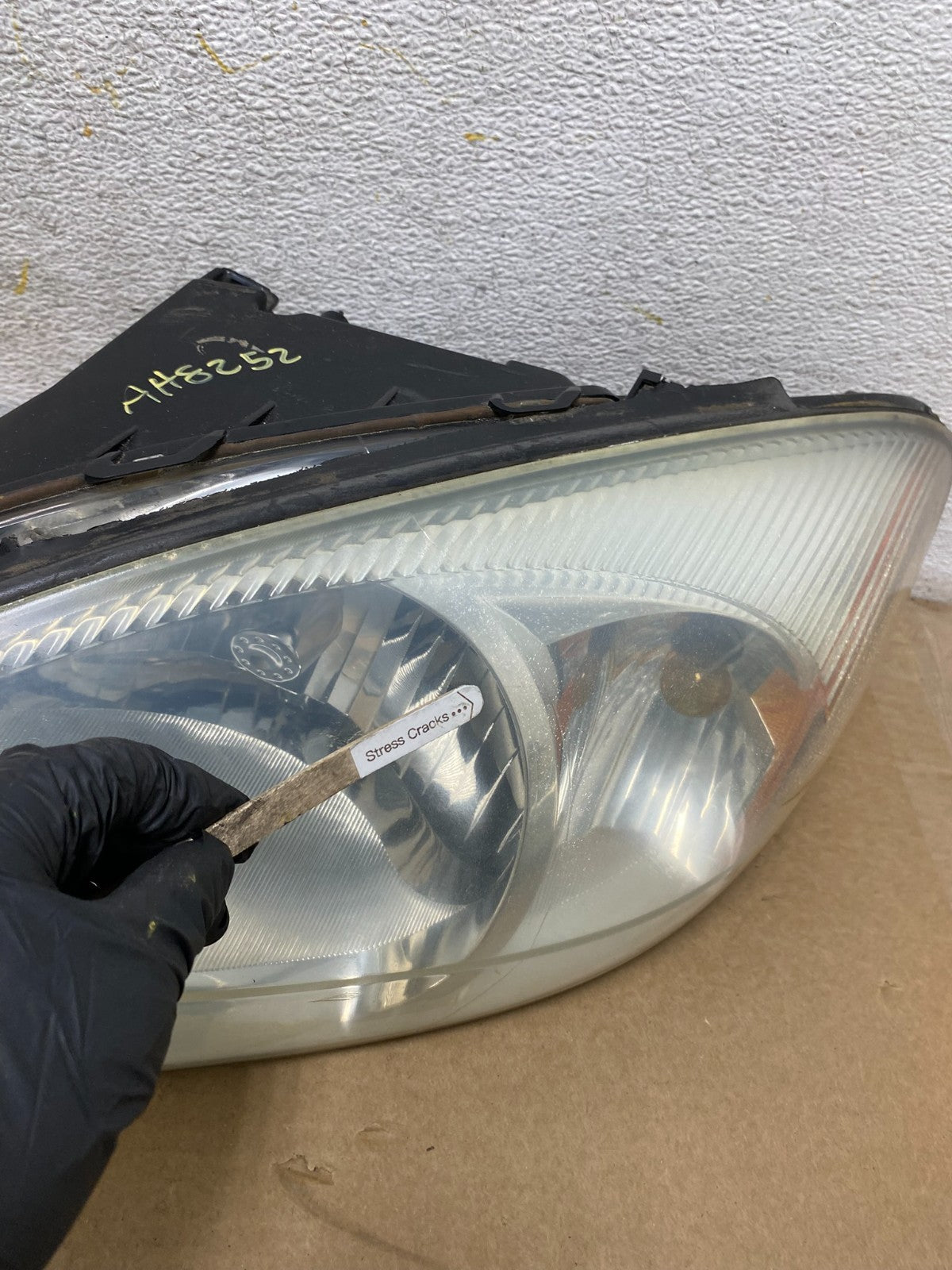 2000 to 2007 Ford Taurus Left+Right Side Halogen Headlights AH8252 DW4