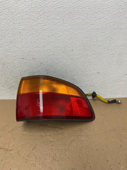 1998 1999 2000 Toyota Sienna Right Passenger Tail light AD7677 DW0