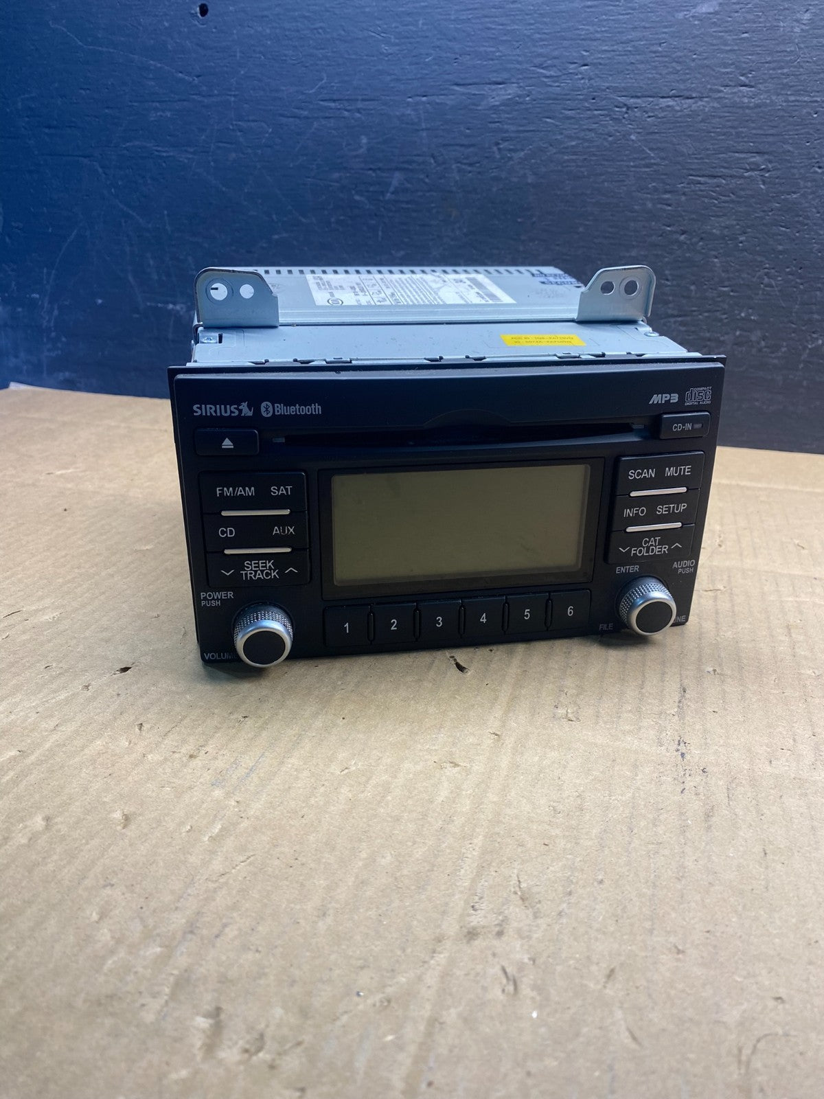 2011 to 2014 Kia Sedona Radio Stereo Receiver AM FM CD Player Sirius AD1567 DW0