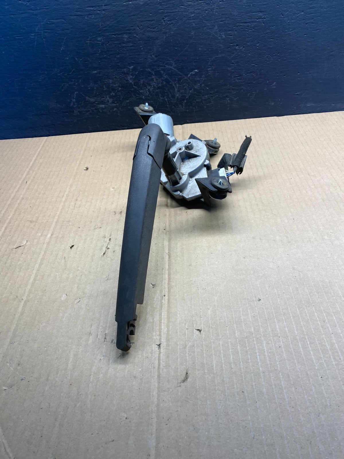 2016 - 2018 Kia Sorento Rear Glass Windshield Wiper Motor AC0869 DG2