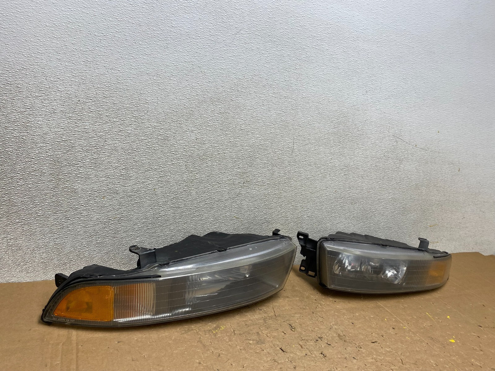 2002 to 2003 Mitsubishi Galant Left+Right Side Headlights V5990 DW2
