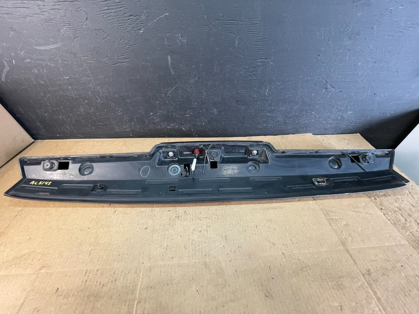 2007-2014 Chevrolet Tahoe Suburban Yukon Spoiler Wing 3rd Brake Light z8399 DG7