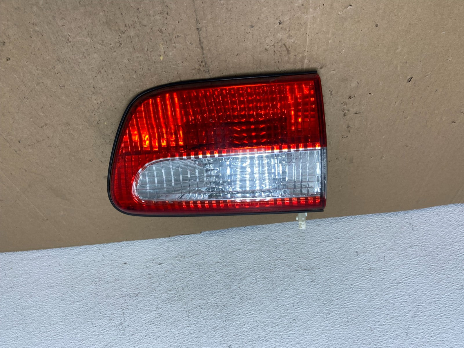 2001 - 2003 Toyota Sienna Right Passenger Rh Side Inner Tail Light AC5912 DW0