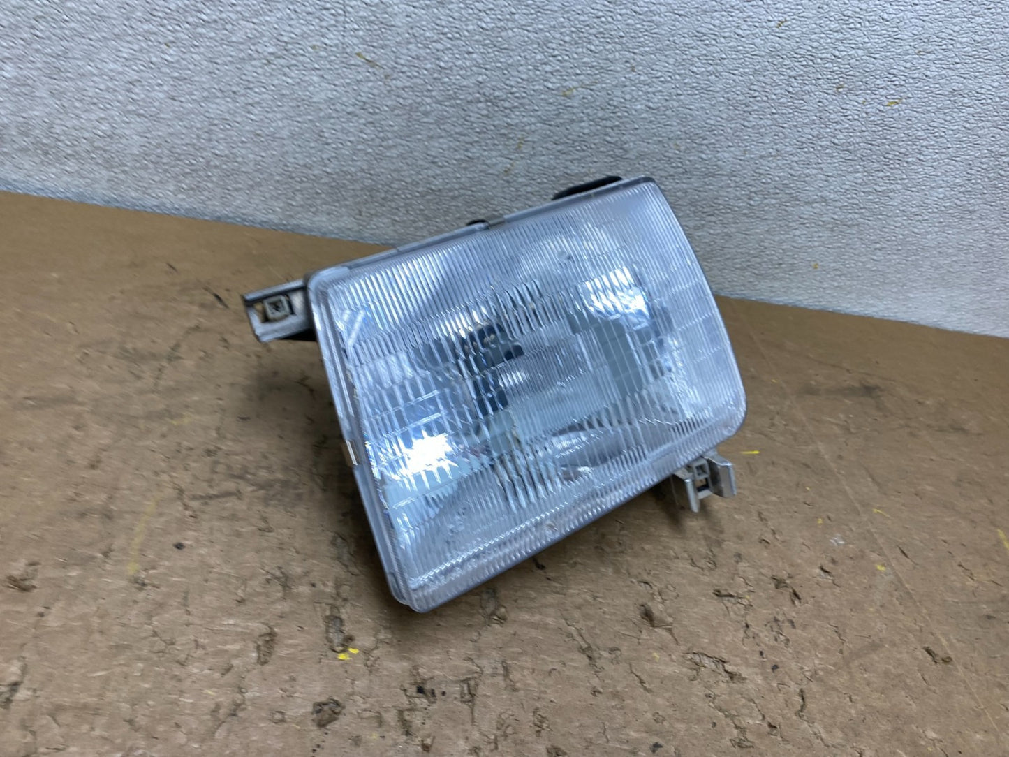 1998 1999 Nissan Frontier Left Driver LH Side Headlight Halogen Lamp V8317 DW2
