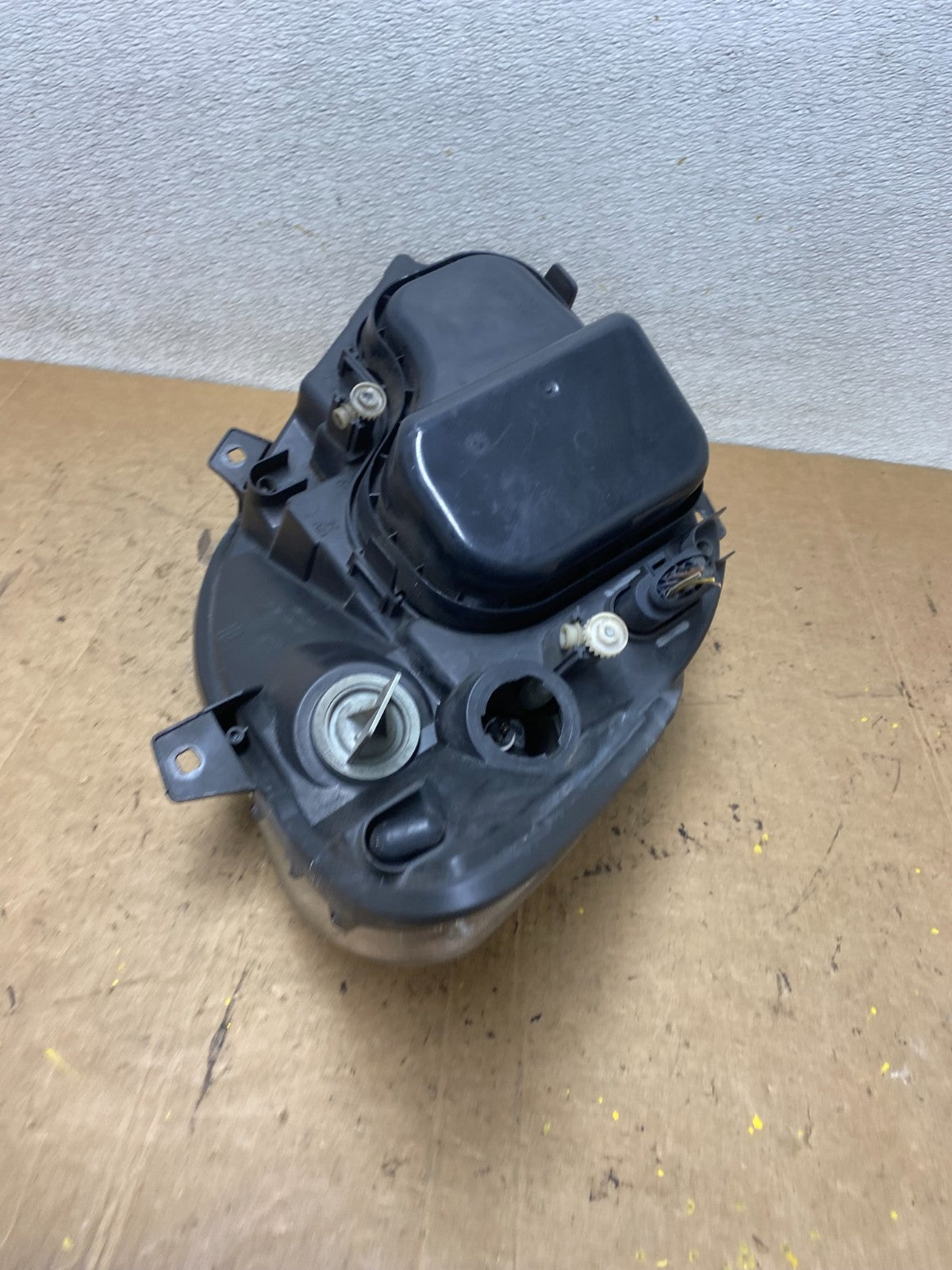 2007 to 2013 Mercedes Sprinter Headlight Left Driver Side Halogen T5205 DW8