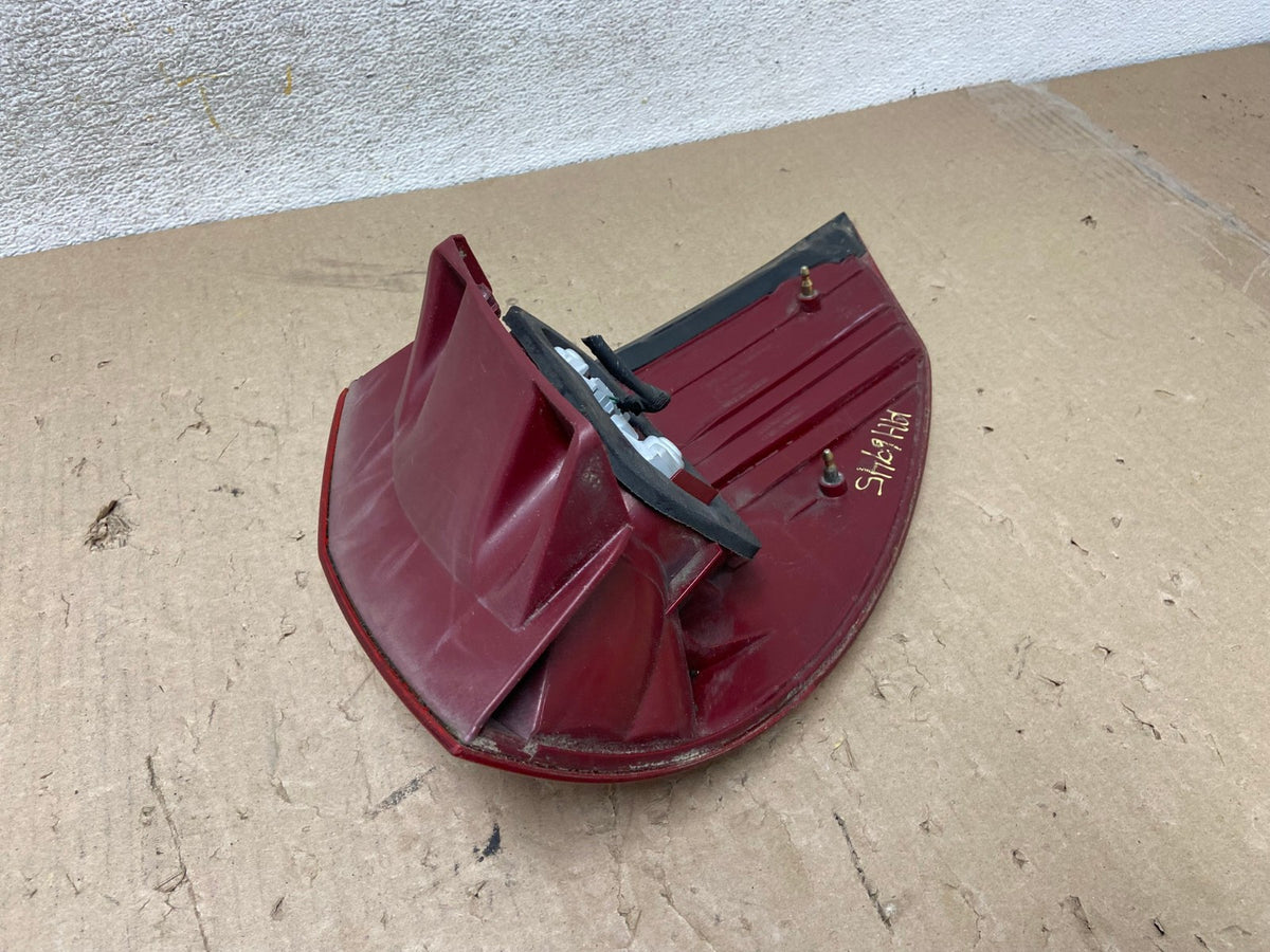 2004 to 2005 Toyota Sienna Left Driver LH Side Tail Light AH6945 LK5