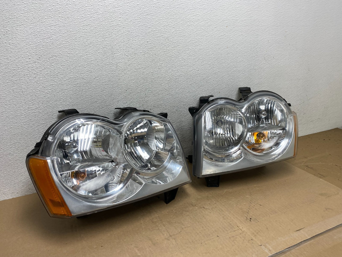 2005-2007 Jeep Grand Cherokee Left+Right Halogen Headlights DEPO AE6704 DW2