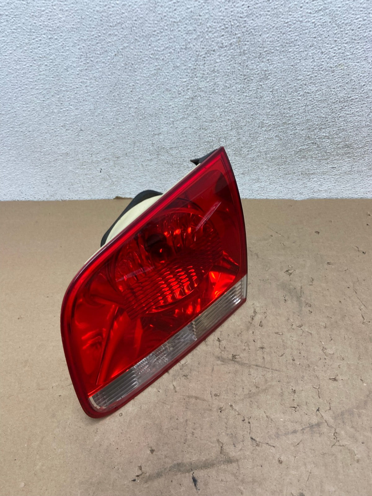 2004-2007 Volkswagen Touareg Right Passenger Rh Side Inner Tail Light AG42402