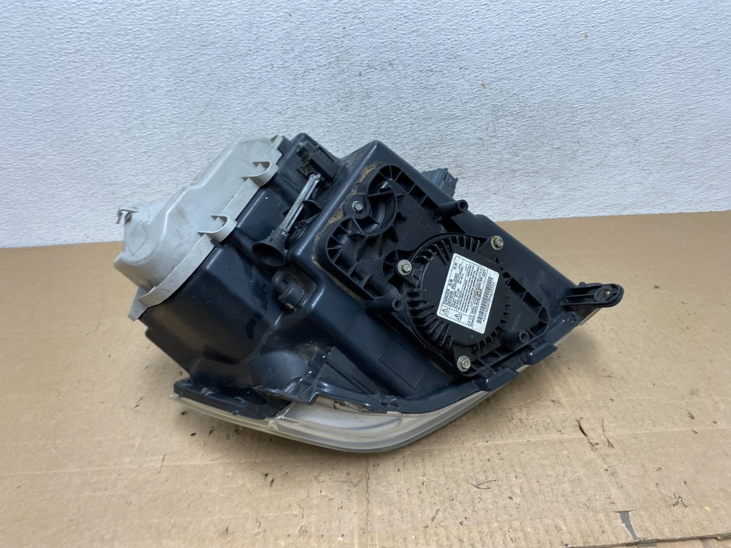 2005 - 2011 Cadillac STS Right Passenger RH Side Xenon Headlight AE6610 DW6