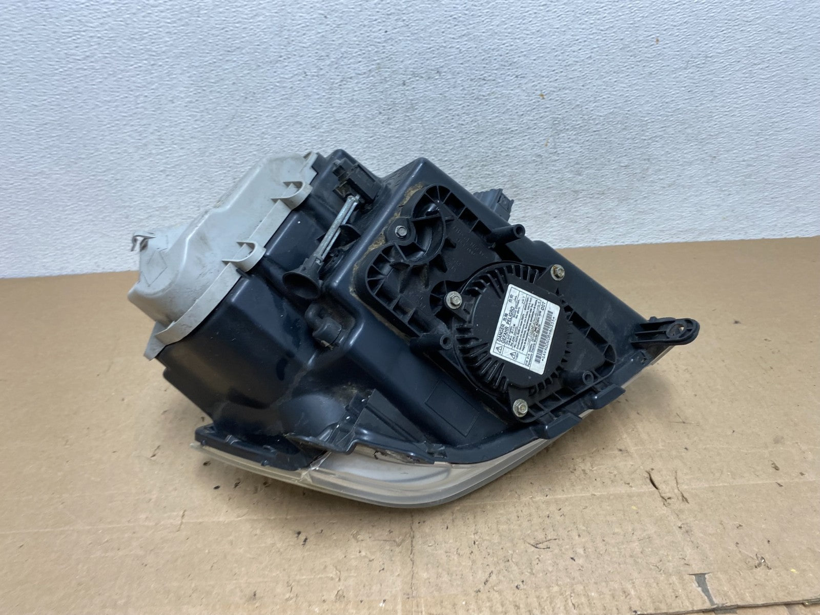 2005 - 2011 Cadillac STS Right Passenger RH Side Xenon Headlight AE6610 DW6