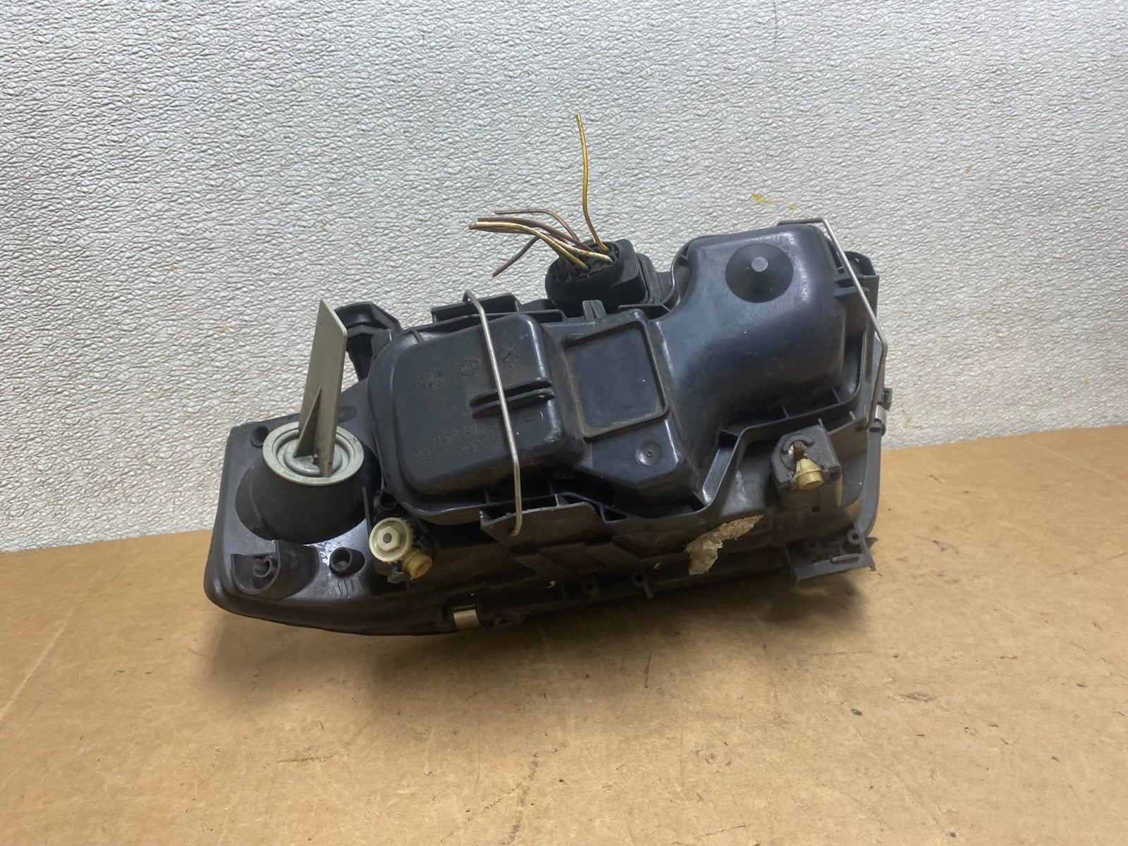 2002 to 2004 Audi A6 Right Passenger RH Side Halogen Headlight OEM X5353 DW8