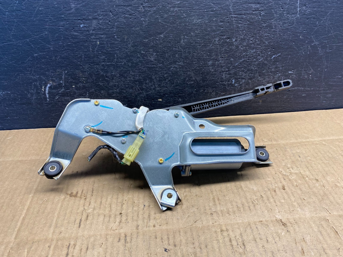 2005 to 2009 Subaru Legacy Outback Rear Windshield Wiper Motor AD48605