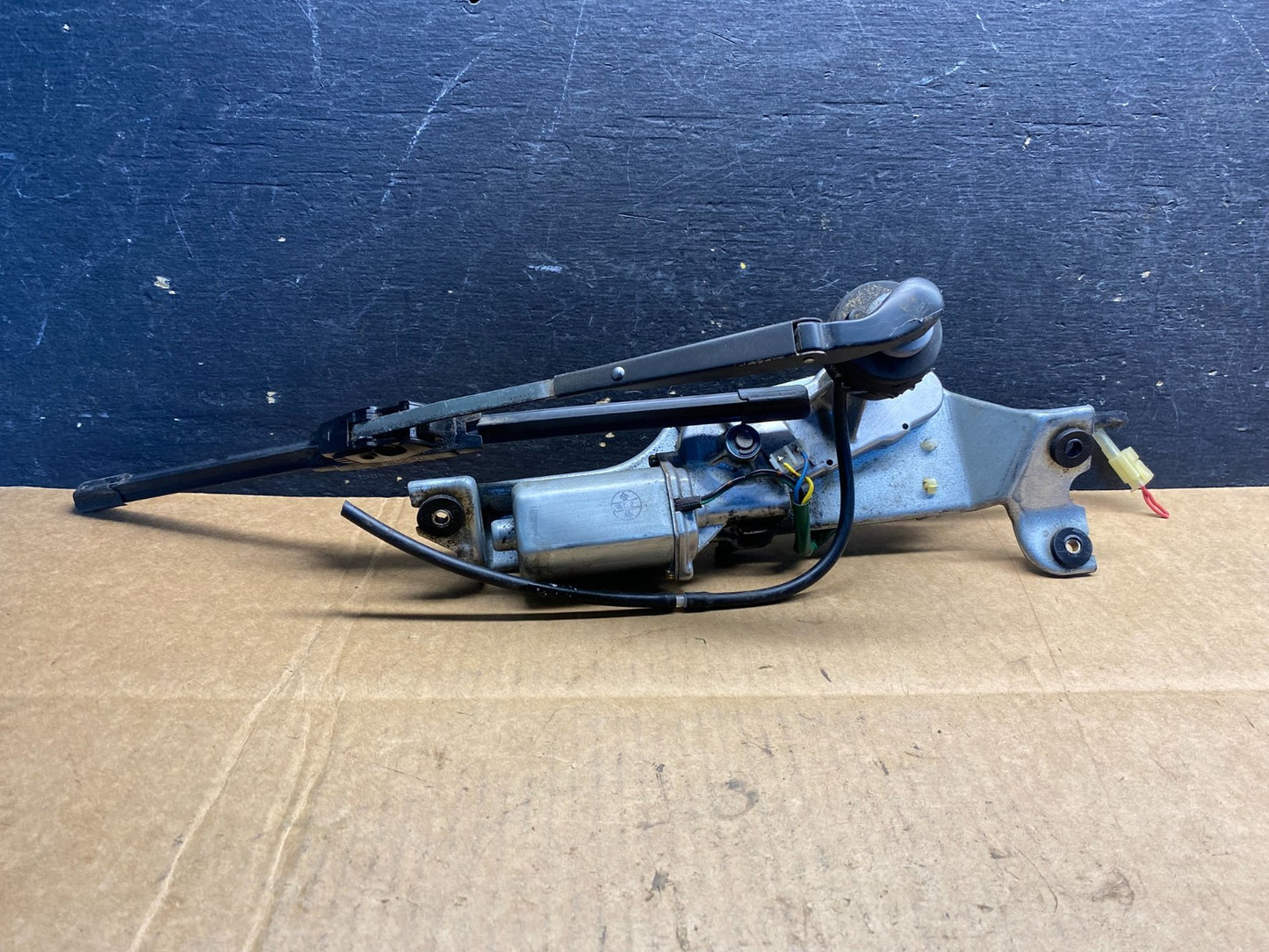 1991 to 1998 Mitsubishi Space Runner Wiper Motor Rear ab3794 DG0