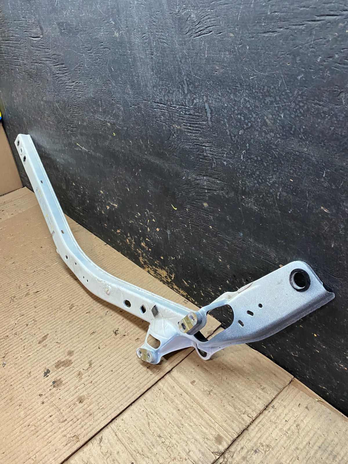 2020 to 2023 Ford Explorer Left Driver LH Upper Tic Bar Oem W6016 DG1