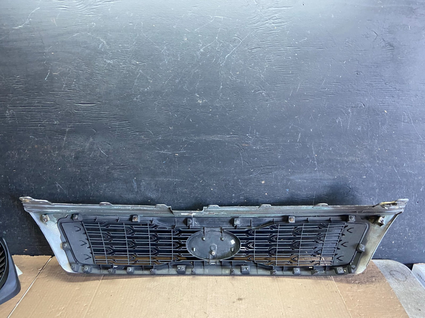 2011 to 2012 Kia Sedona Front Upper Grill Grille OEM Q5685 DG6