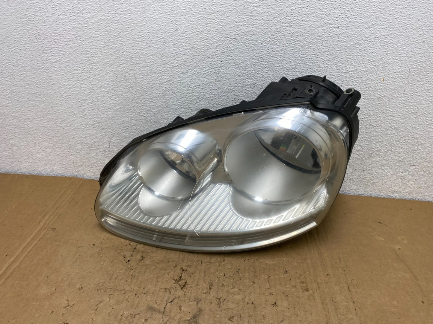 2005 to 2010 Volkswagen Jetta Left Driver LH Side Headlight Halogen AD3769 DW0