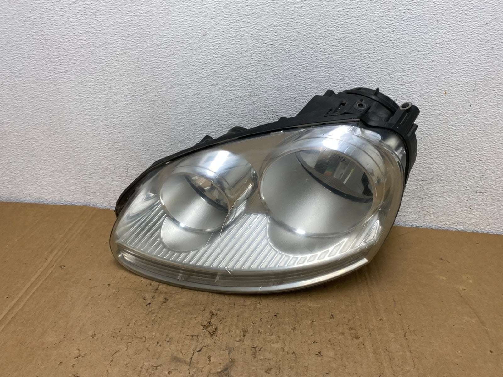 2005 to 2010 Volkswagen Jetta Left Driver LH Side Headlight Halogen AD3769 DW0