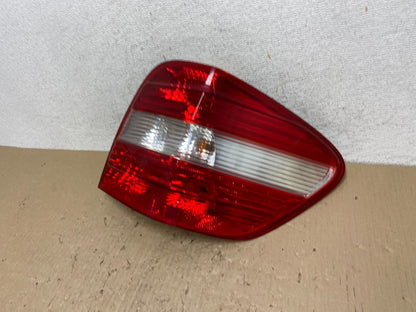 2006 - 2008 Mercedes ML 350 Ml-Class Right Passenger Tail Light AE9813 DW1