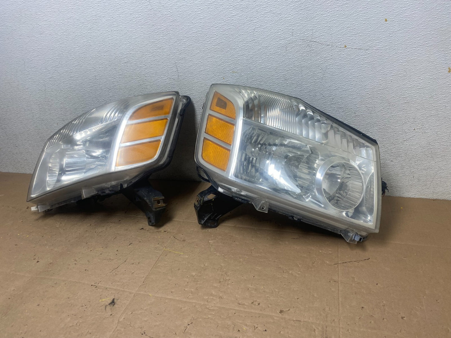 2004 to 2007 Nissan Armada Left+Right Side Set Headlights Oem M4123 DW1