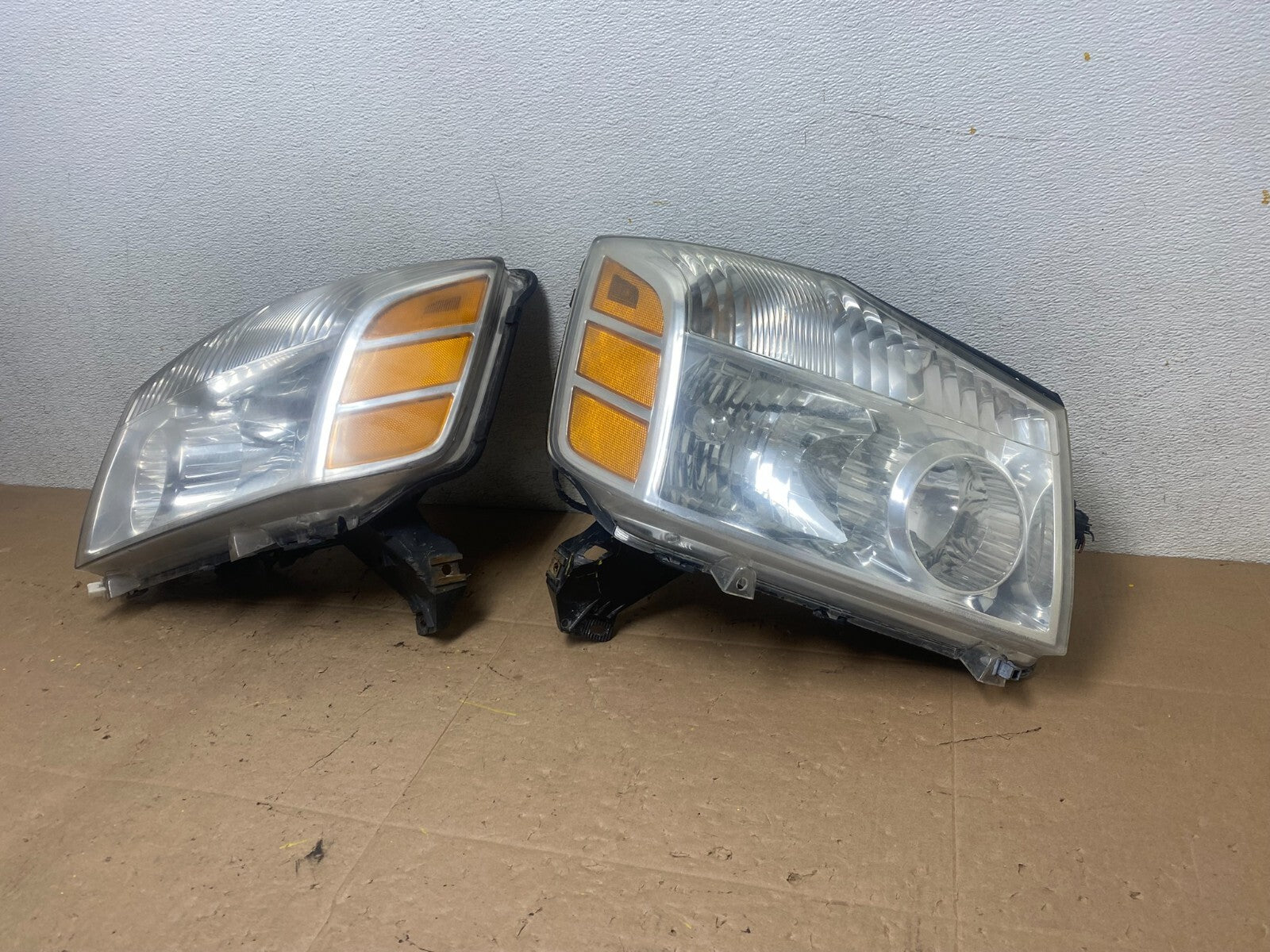 2004 to 2007 Nissan Armada Left+Right Side Set Headlights Oem M4123 DW1