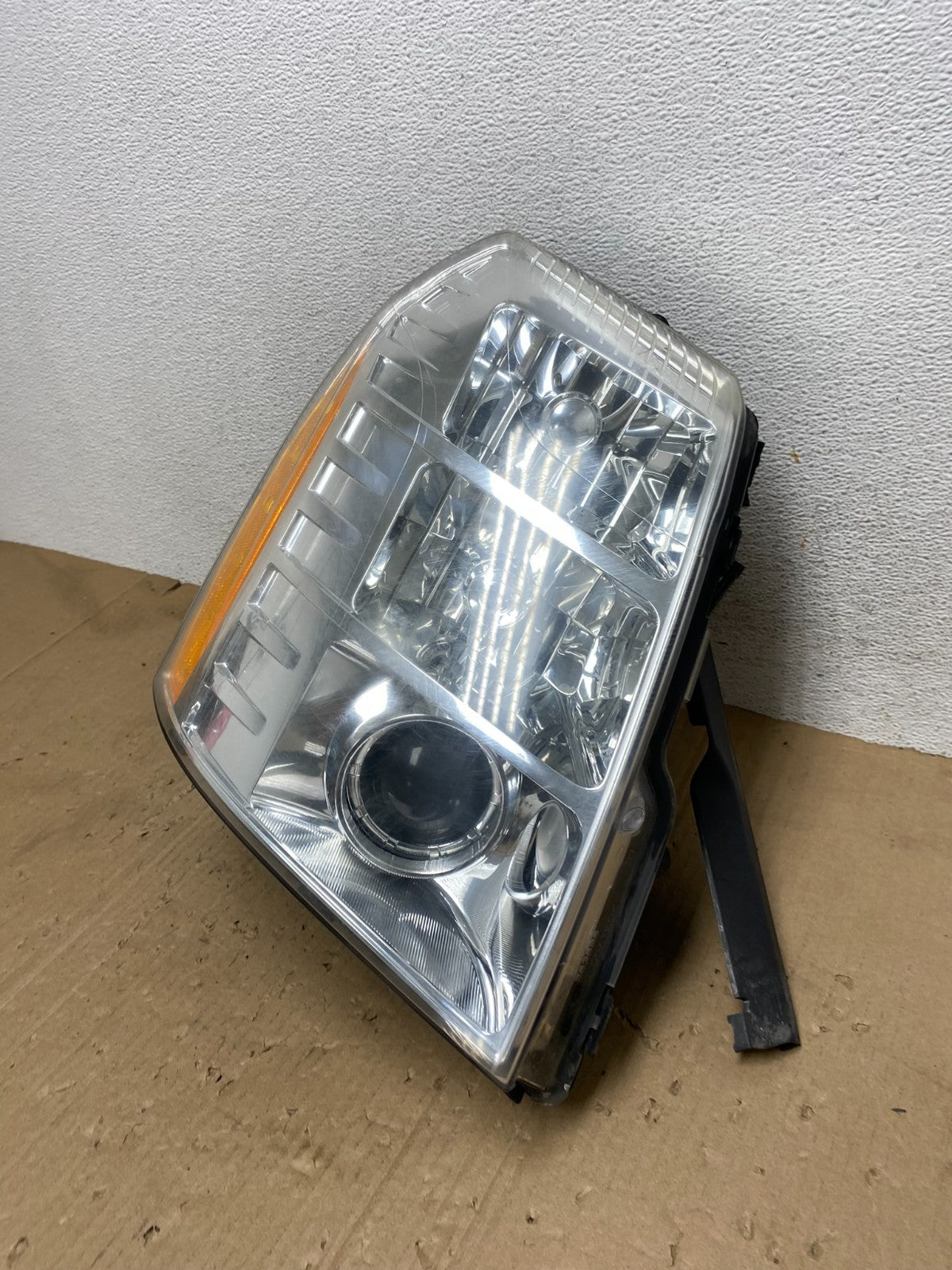 2007 - 2014 Cadillac Escalade Right Passenger Side Xenon HID Headlight AE9252 DW1