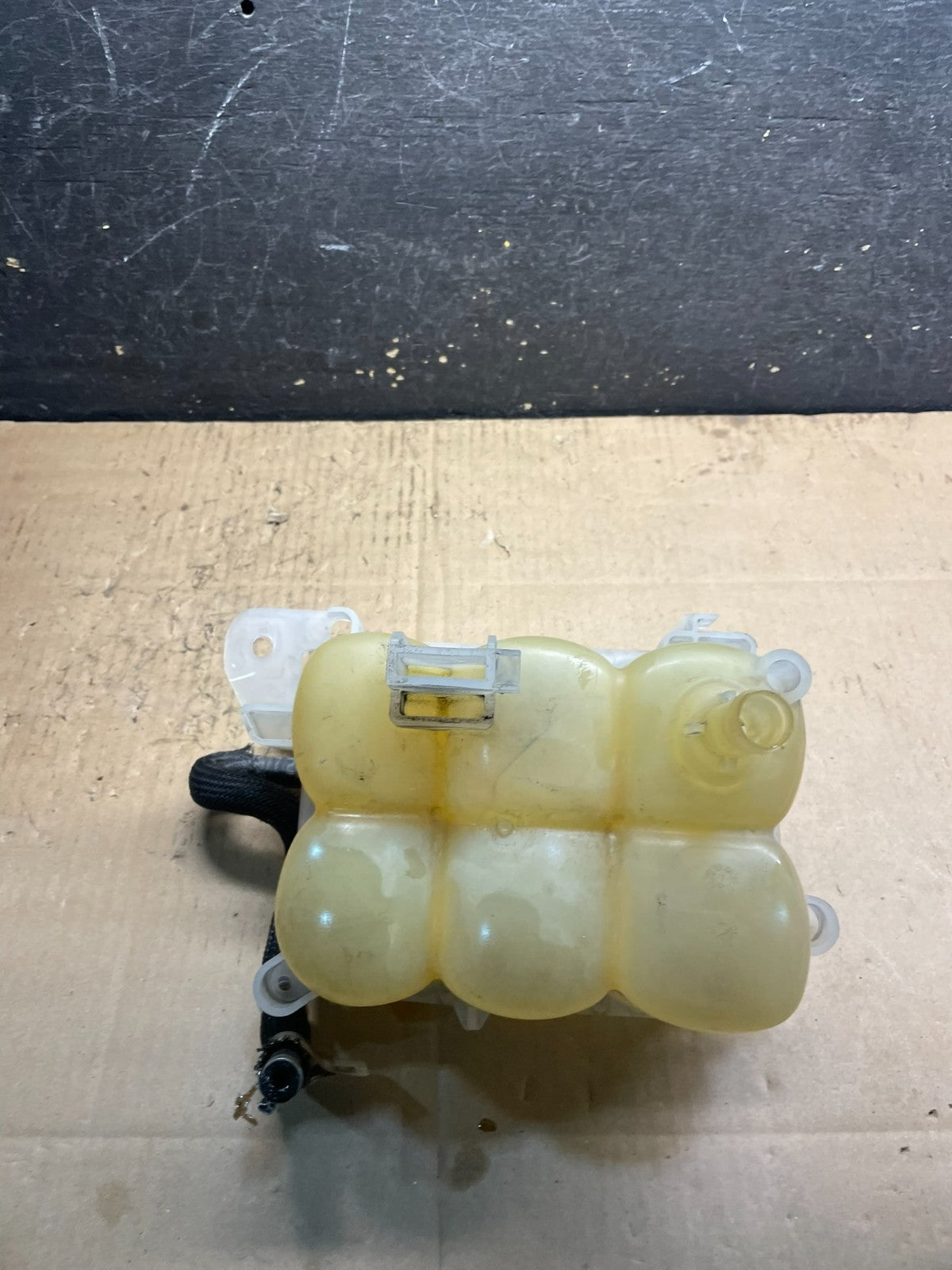 2020-2023 Ford Explorer Radiator Coolant Recovery Bootle Tank  W7079 DG5