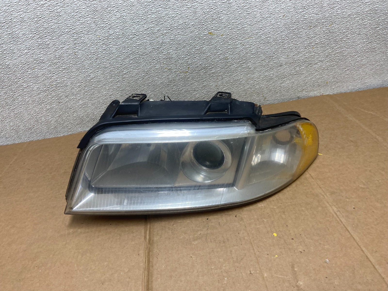1999 to 2002 Audi A4 Left Driver LH Side Headlight AA1162 DW0