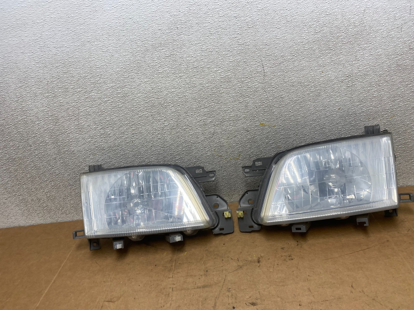 2001 to 2002 Subaru Forester Left+Right Halogen Headlights X3942 DW0