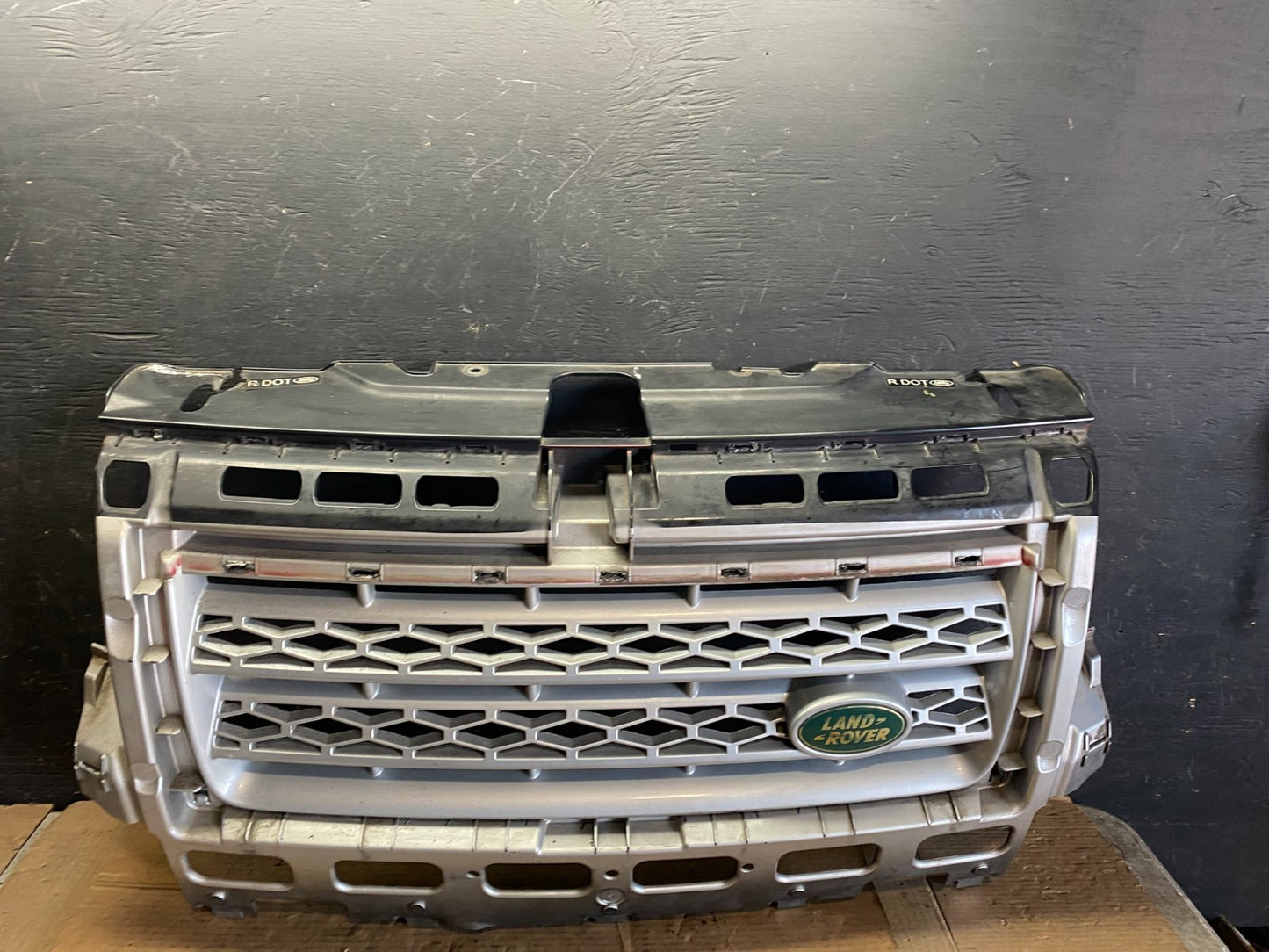 2008 to 2010 Land Rover LR2 Front Bumper Grille Grill OEM q8567 DG0