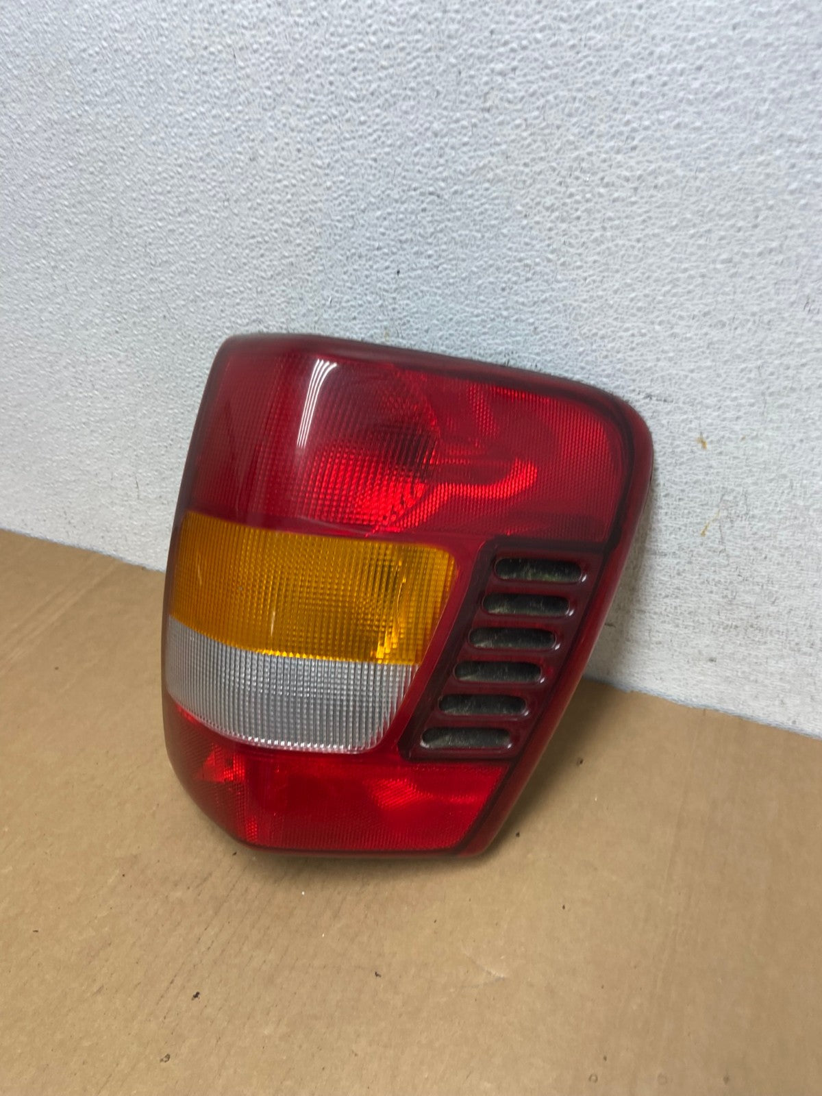 1999-2004 Jeep Grand Cherokee WJ Right Passenger Rh Tail Light AD2585 LK1