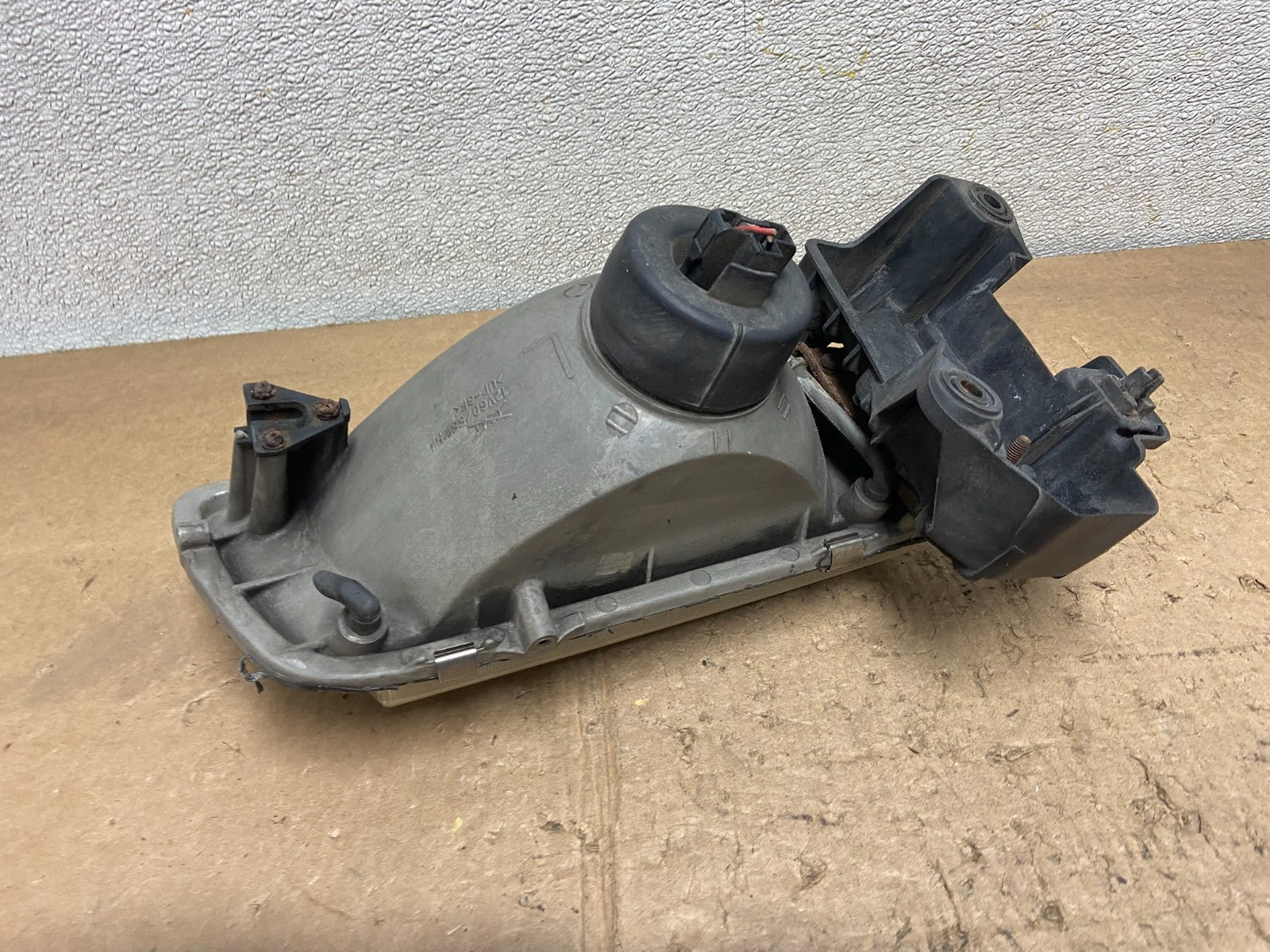 1996 to 1998 Mazda MPV Left Driver LH Headlight OEM Y7085 DW4