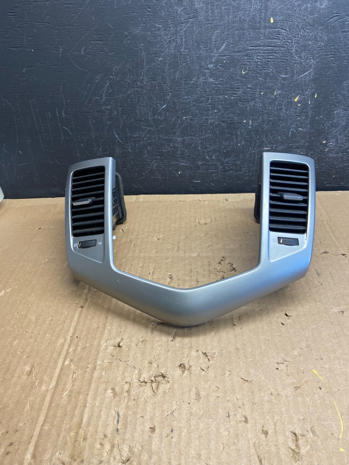 2011 - 2015 Chevrolet Cruze Center Dash Air Vent Bezel ad2282 DG0
