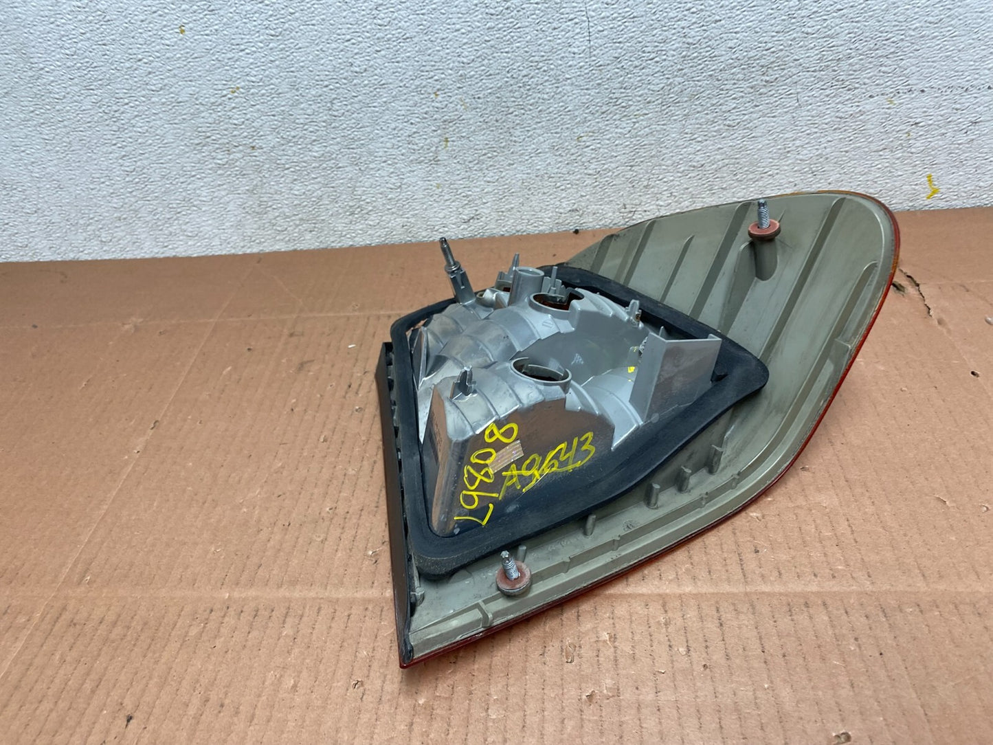 2002 -  2005 BMW 3 E46 Series Left Driver Side Lh Tail Light L9808 DW5