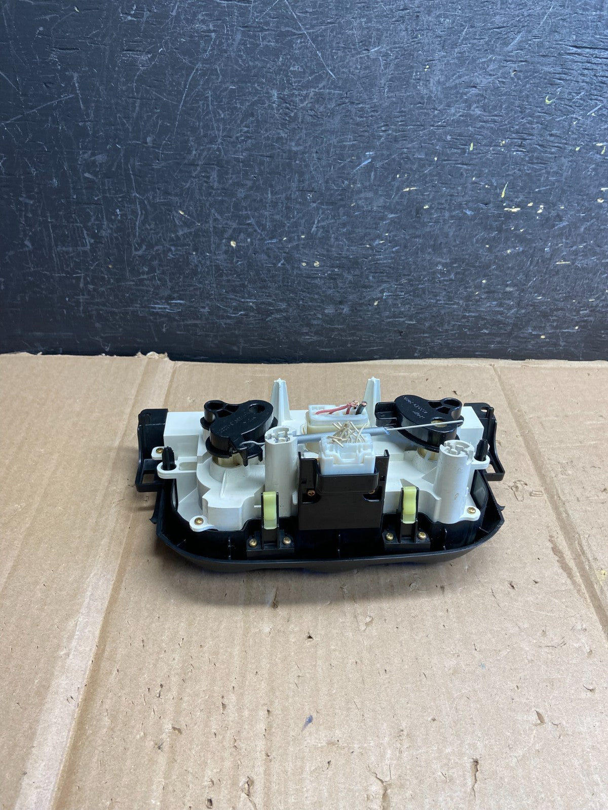 2004 - 2005 Toyota RAV4 A/C Heater Climate Control Unit Switch ai2693 DG3