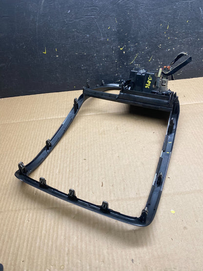2002 - 2005 Kia Sedona Center Radio Clock Bezel Air Vent U5896 DG4