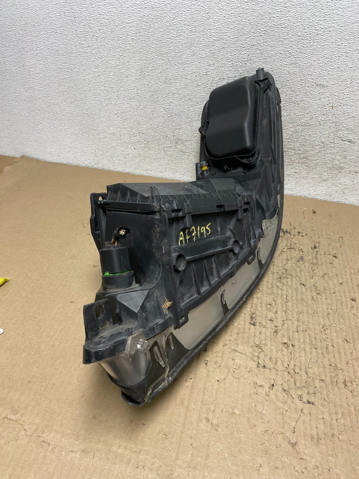 2005 to 2011 Lincoln Town Car Right Passenger Rh Side Headlight AF7195 DW8