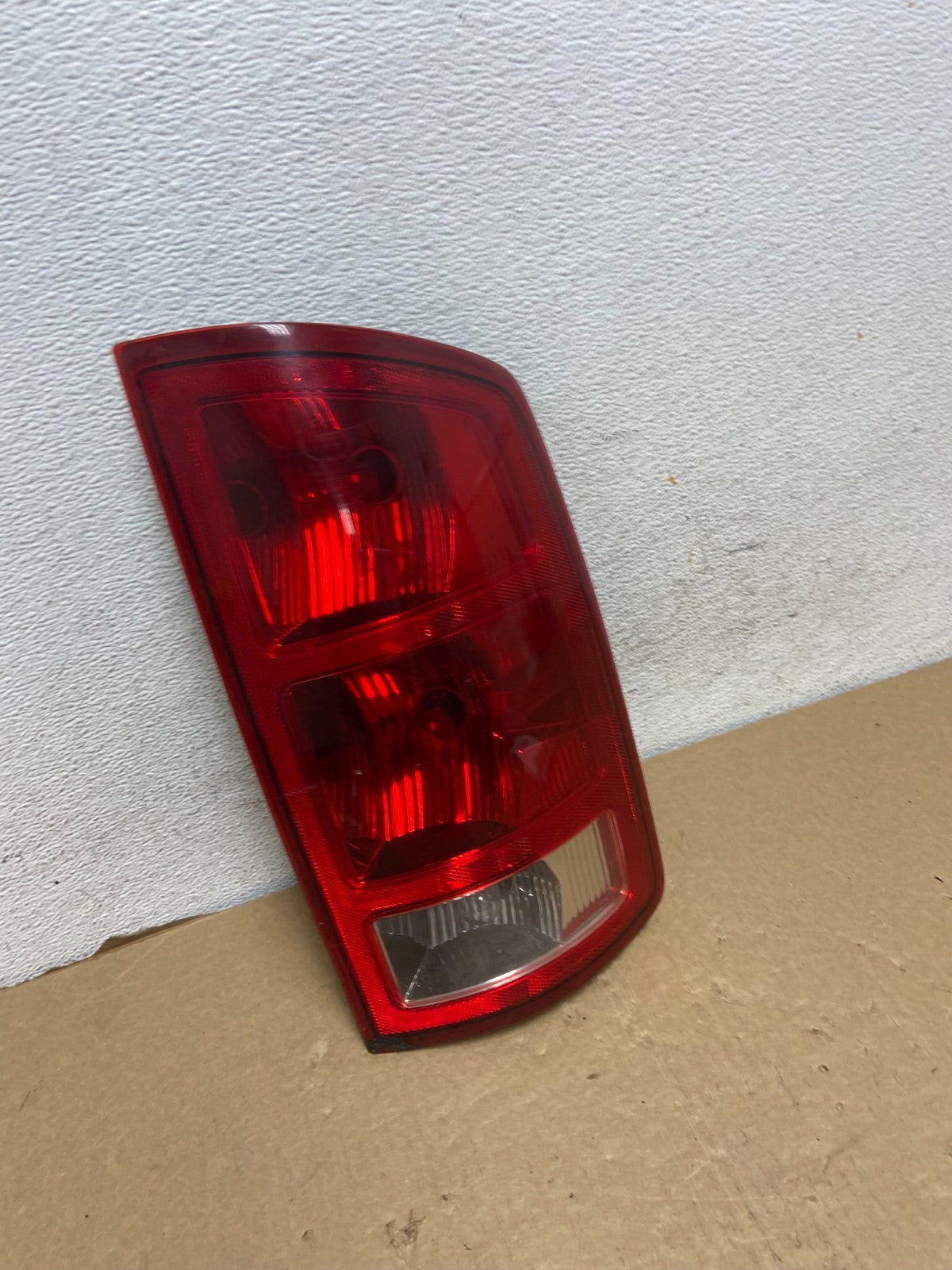 2002 to 2006 Dodge Ram 1500 Right passenger Rh side Tail Light AF7352 DW2