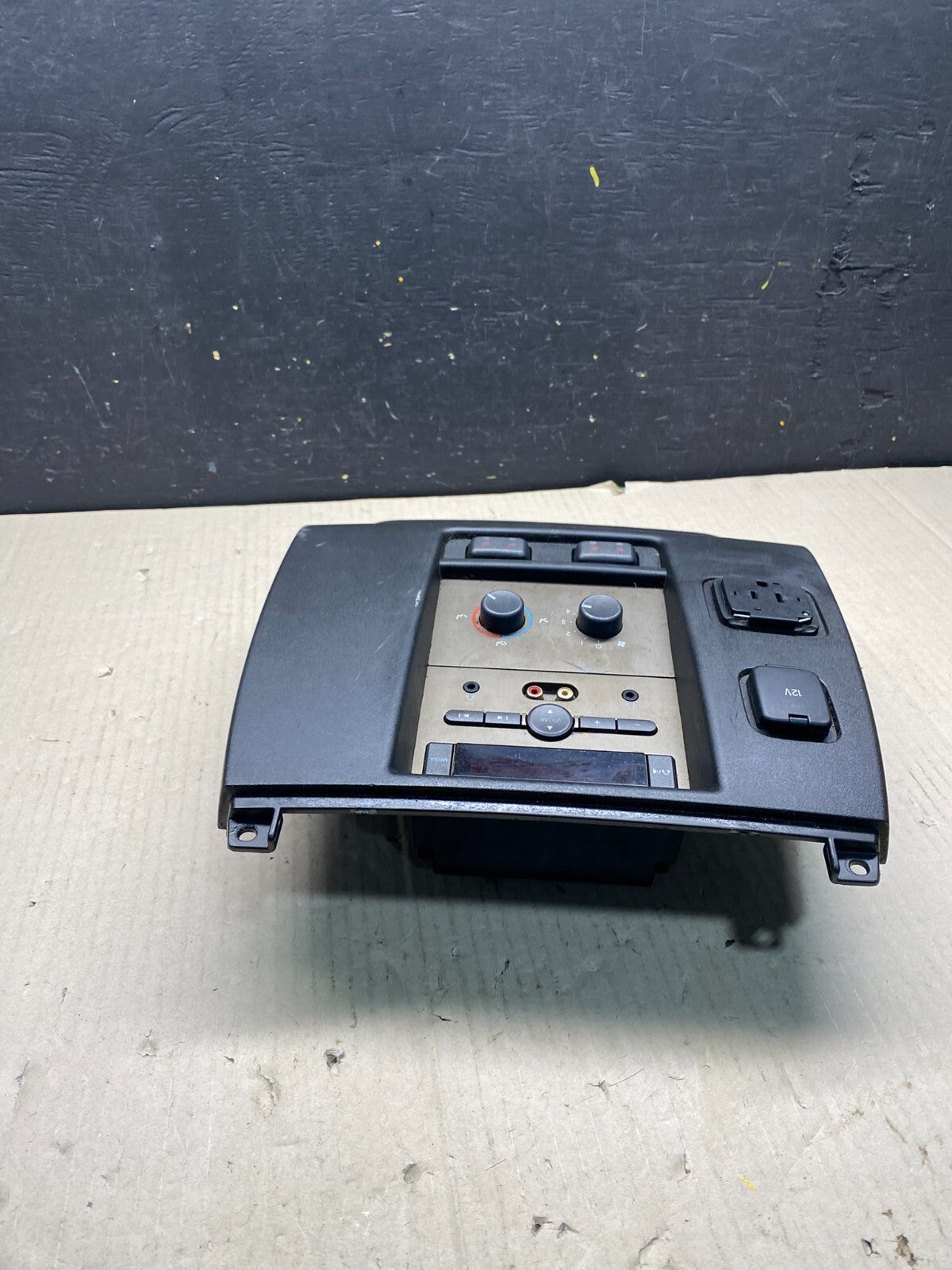 2011 - 2014 Lincoln Navigator Rear Player Radio Climate Control Outlet O1717 DG3
