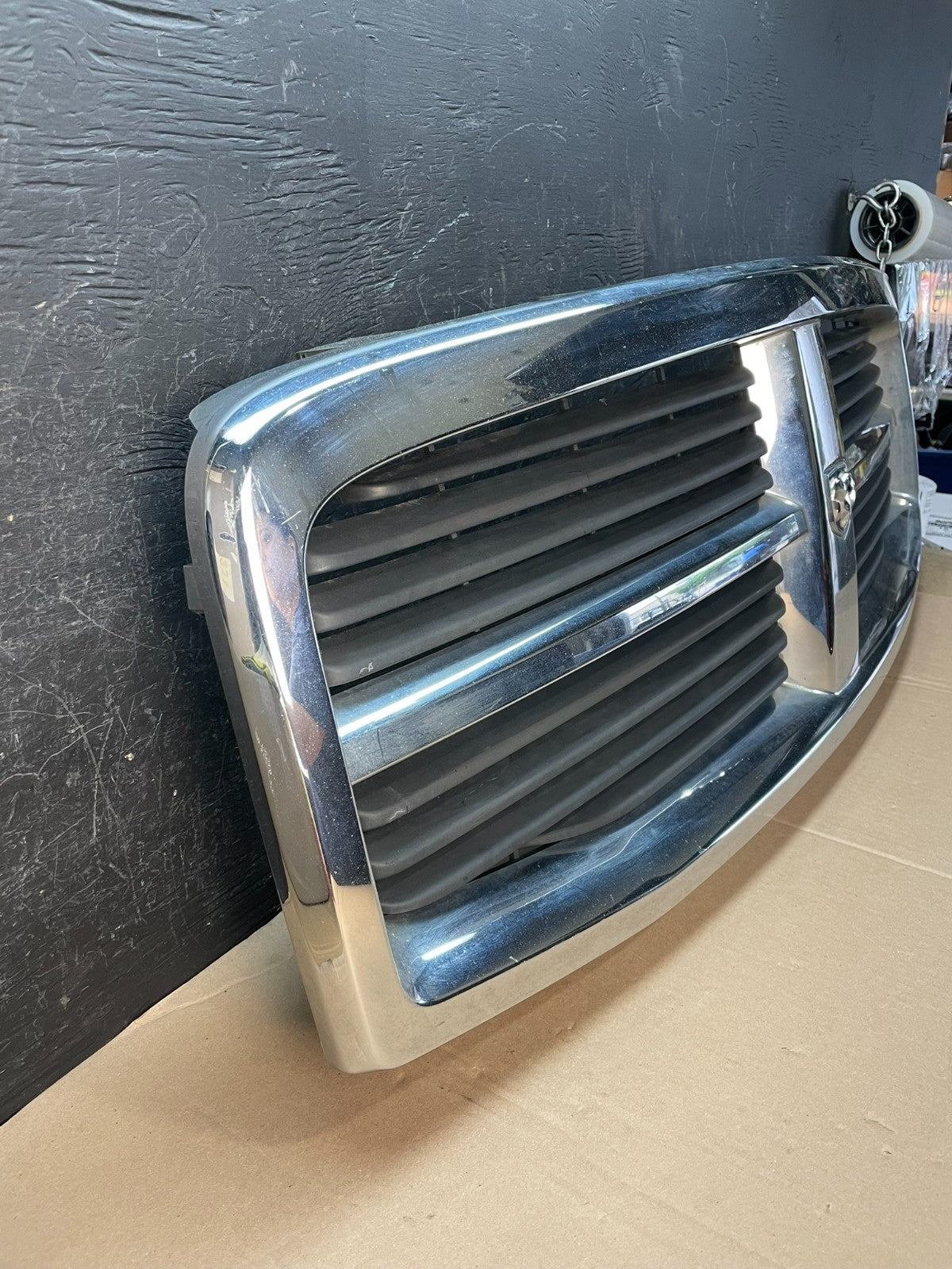 2004 to 2006 Dodge Durango Front Upper Chrome Grill Grille AD8355 DG2