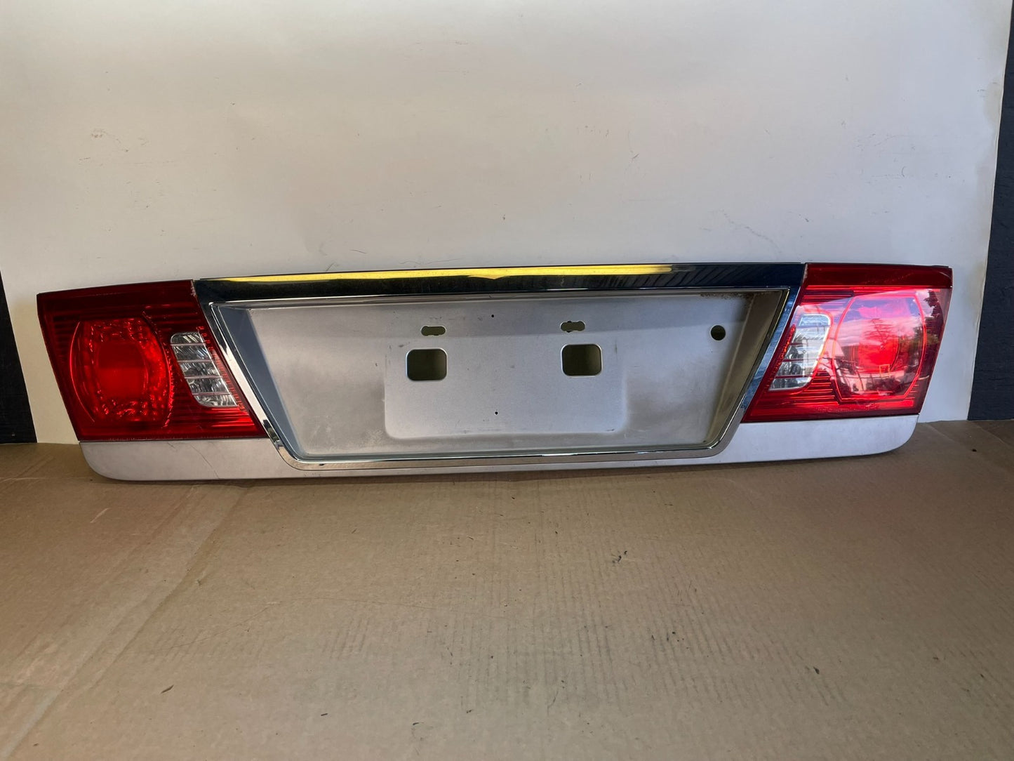 2003 to 2006 Kia Optima Rear License Plate Center Tail Light Panel AG3120 DG0