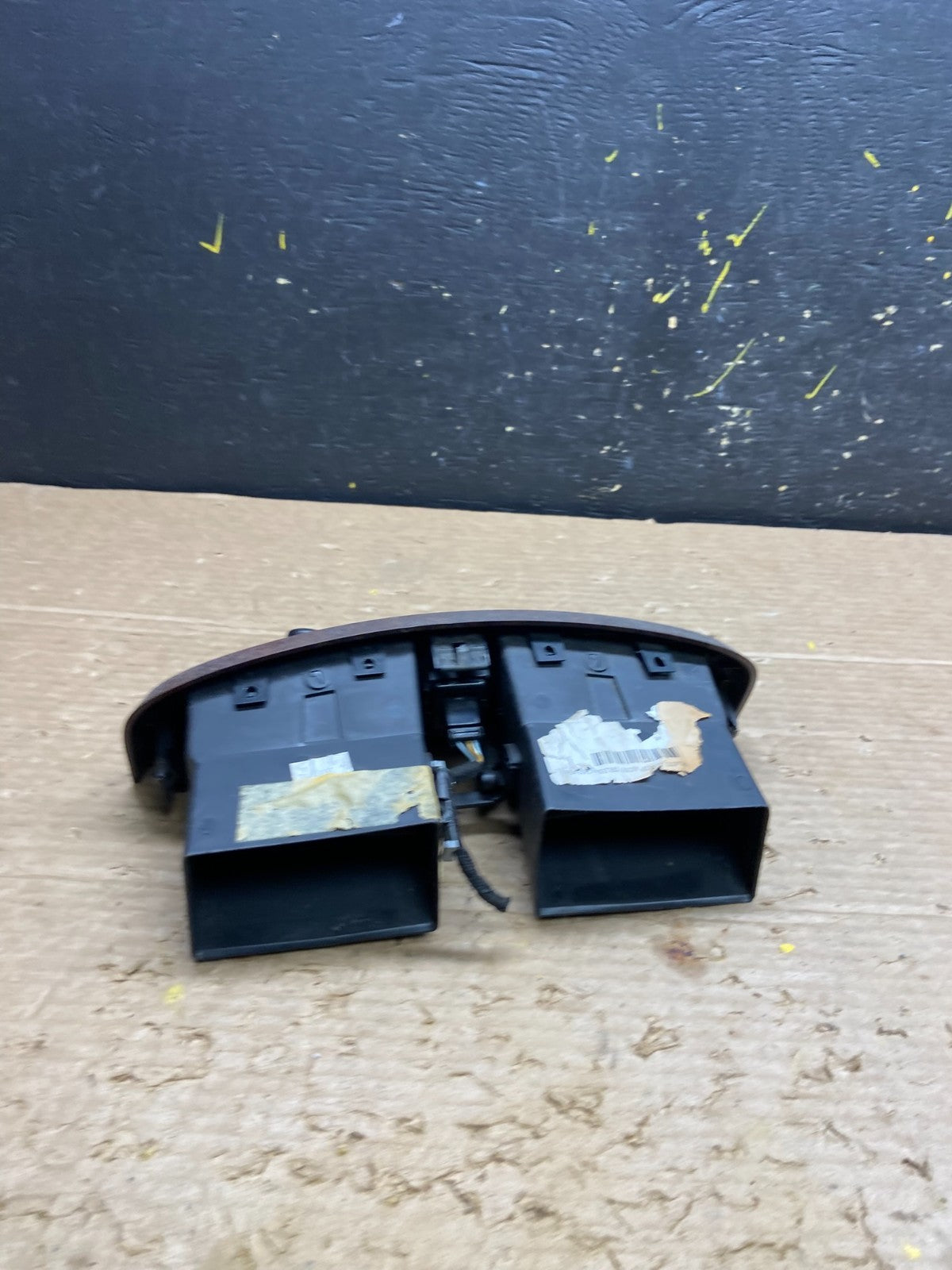 2004 to 2009 Cadillac SRX Front Center Dash A/C Air Vent W3084 DG3