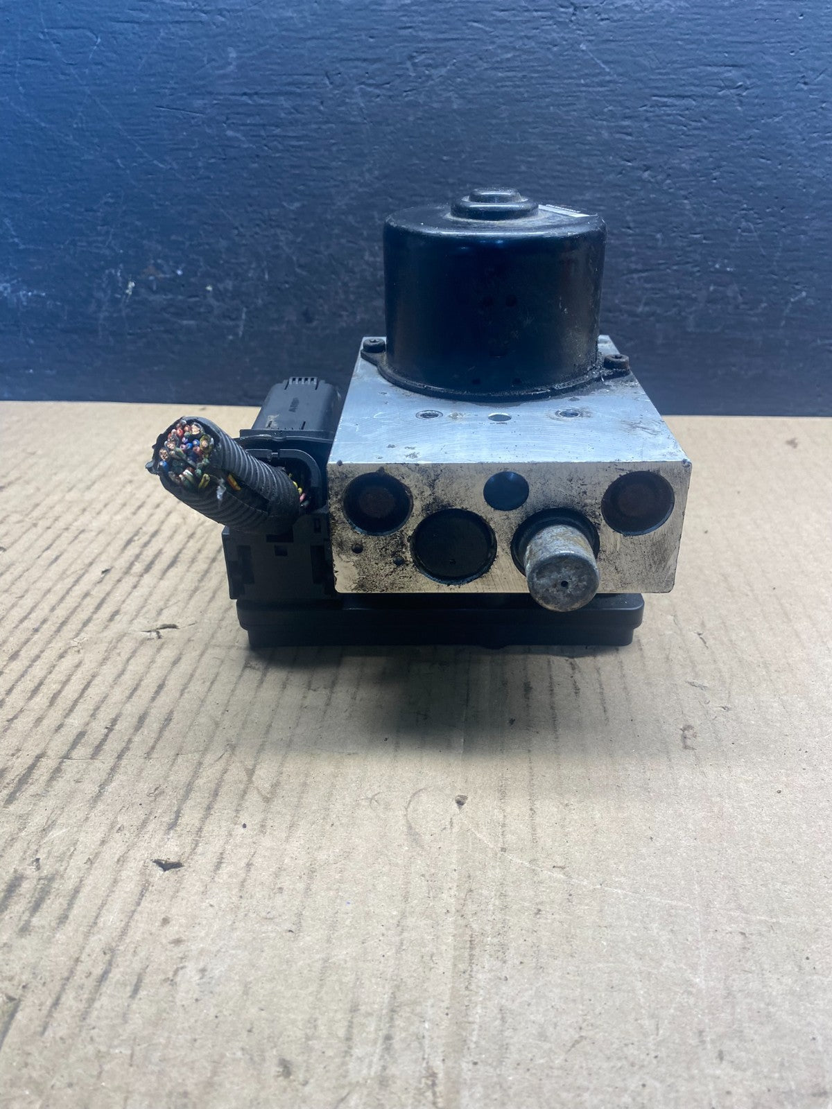 2004-2012 Nissan Titan 4WD ABS Anti-Lock Brake Pump Module 47660-ZR20B AC90093