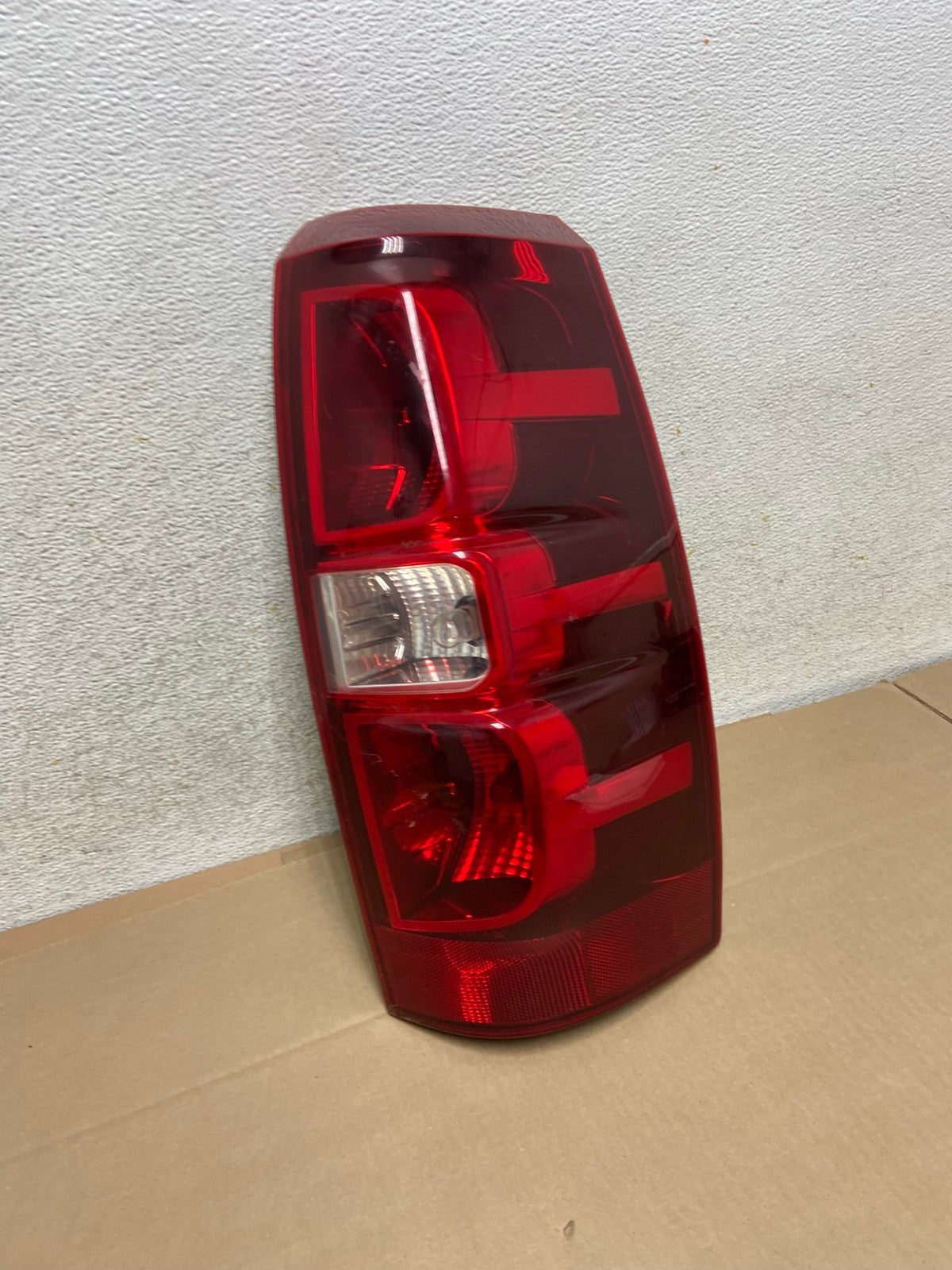 2007-2013 Chevrolet Avalanche Right Passenger RH Side Tail Light AI1378 LK2