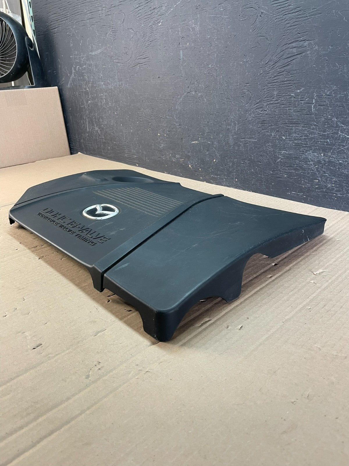 2004 to 2006 Mazda 3 DOHC 16 VALVE Engine Shield Top Cover AD8717 DW2