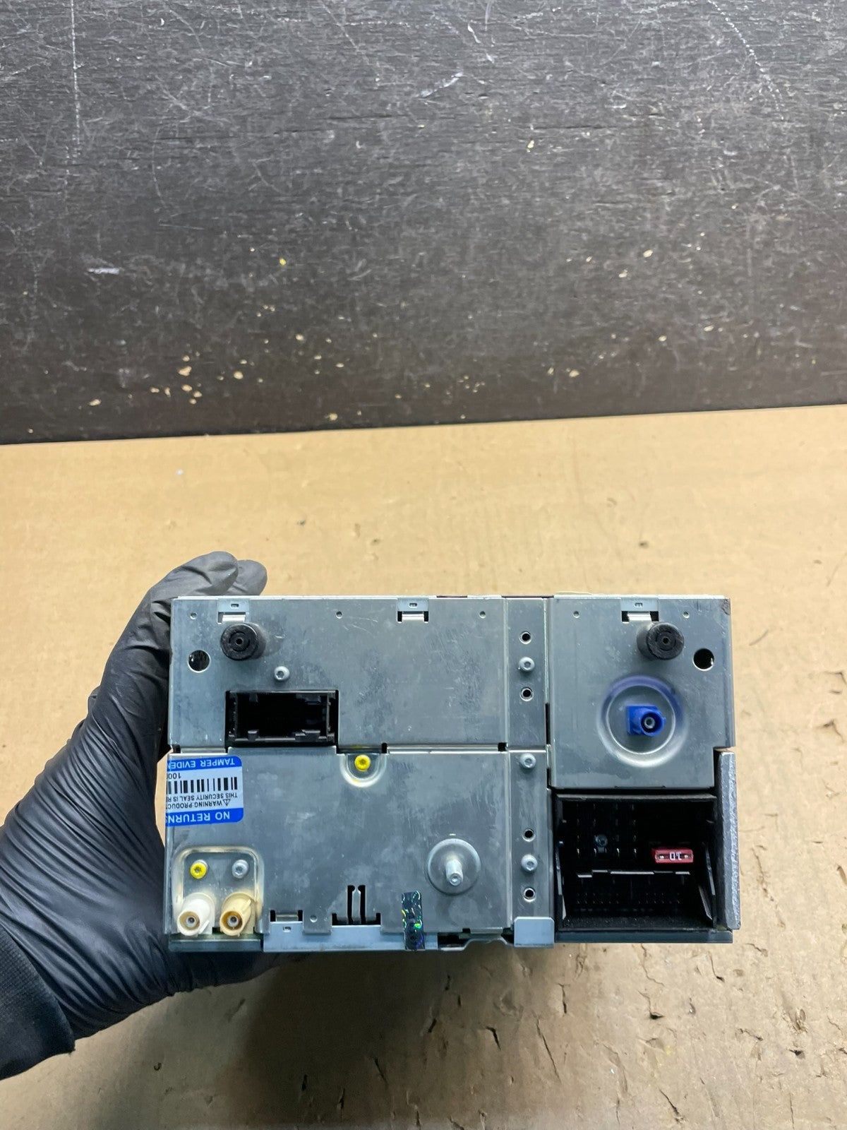 2004 to 2007 VW Touareg Stereo Radio Receiver Head Unit Control Module W4372 DG3