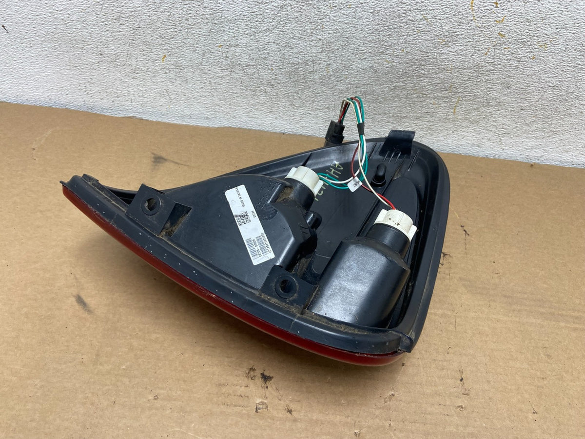 2004 - 2007 Dodge Grand Caravan Right Passenger Side Tail Light AH4471 DW5