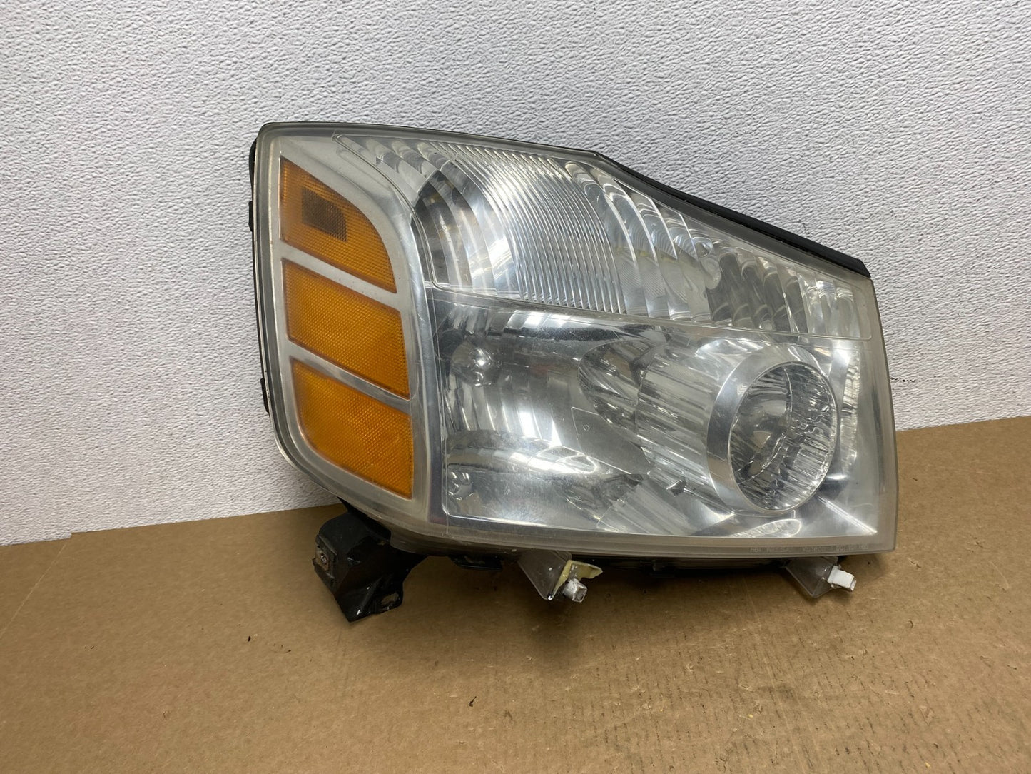2004 to 2007 Nissan Armada Right Passenger RH Side Headlight Oem AC1200 DW0