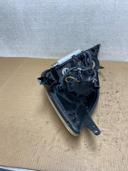 2004-2005 Toyota Sienna Right Passenger RH Xenon Headlight OEM W7723 DW9