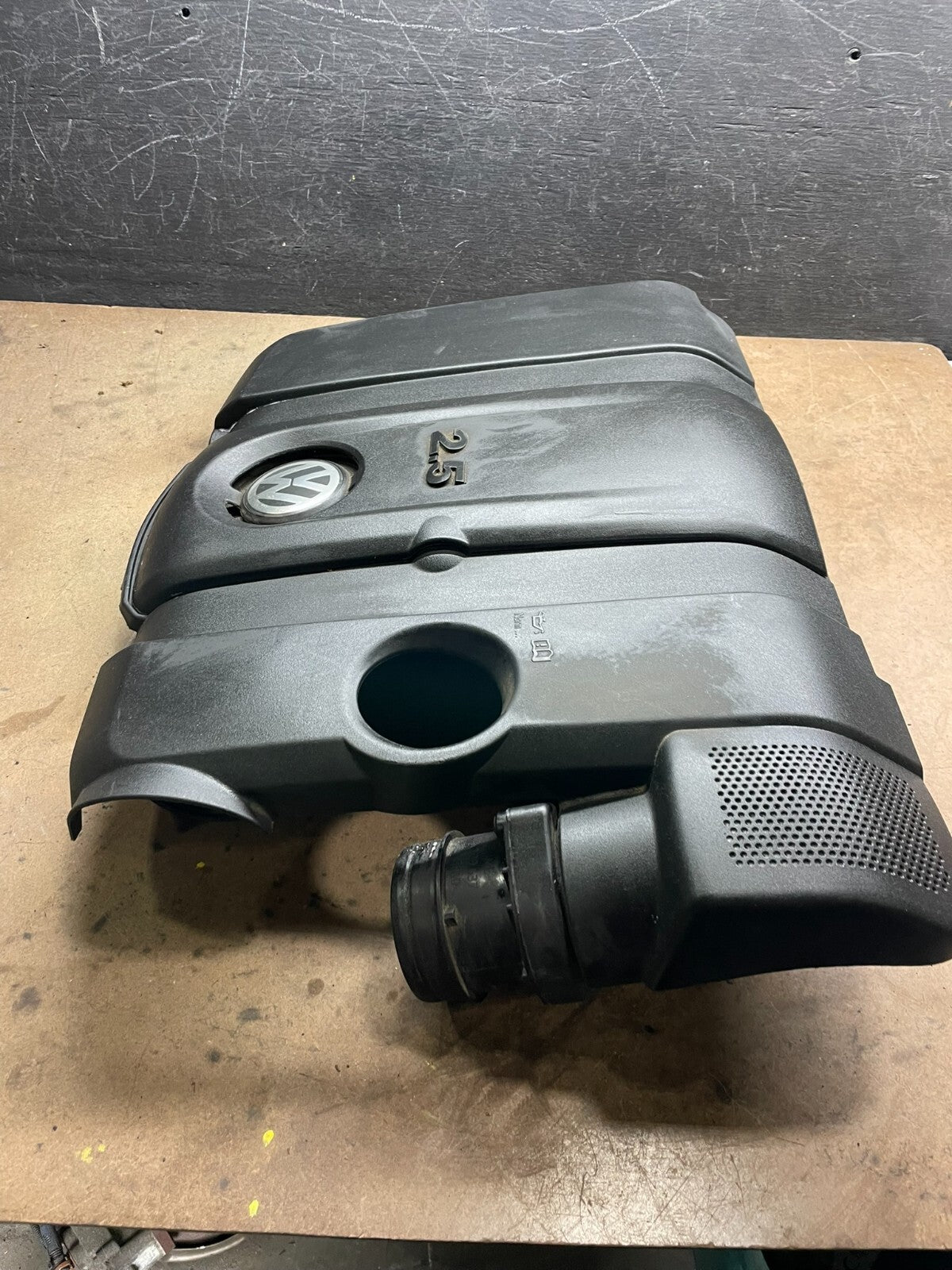 2005 to 2008 Volkswagen Jetta Beetle 2.5L Passat Engine Cover 07k129601j L4156 D3